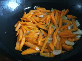 新文美食  清炒虾仁,在放入黄瓜片翻炒均匀。