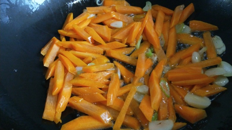 新文美食  清炒虾仁,在放入黄瓜片翻炒均匀。