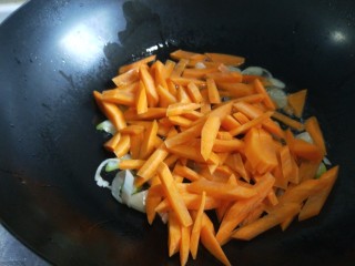 新文美食  清炒虾仁,放入胡萝卜片炒均匀。
