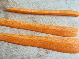 新文美食  清炒虾仁,胡萝卜切成条  在切成小块。