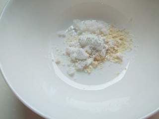 新文美食  清炒虾仁,取一个碗。放入白糖，淀粉，鸡精用少许水调成汁。