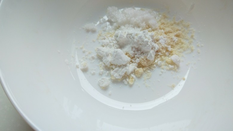 新文美食  清炒虾仁,取一个碗。放入白糖，淀粉，鸡精用少许水调成汁。