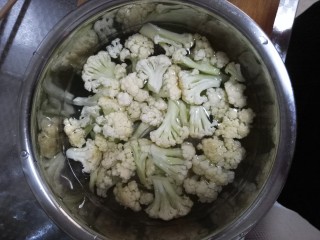 干锅菜花,菜花切成小朵，盐水泡10分钟，捞出冲干净盐水，待用