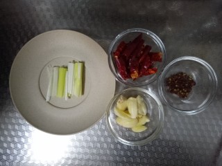 干锅菜花,花椒2g，干辣椒10g掰断去籽，蒜15g稍微拍下，葱丝适量