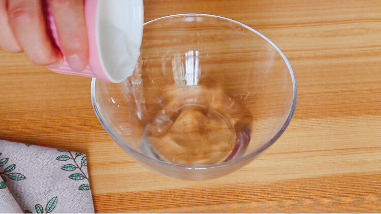 Q滑奶香布丁,空碗中倒入备好的65ml温水