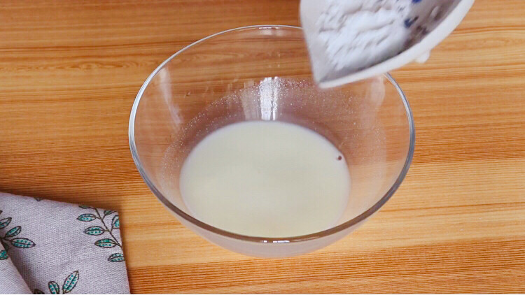Q滑奶香布丁,再倒入玉米淀粉，搅拌均匀，放在一旁备用