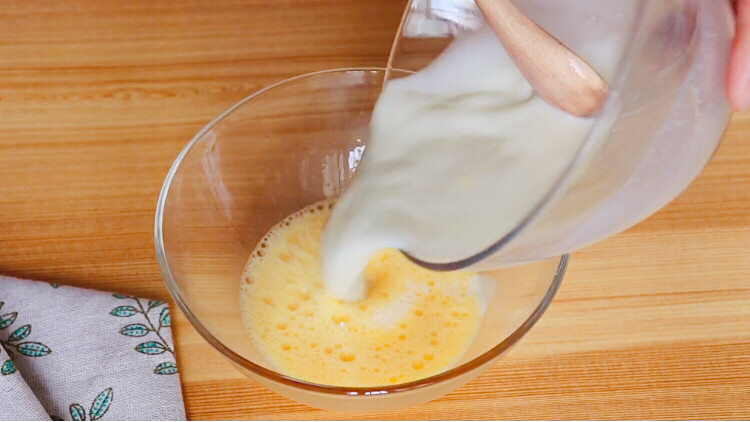 Q滑奶香布丁,将混合好的奶粉和淀粉液，边搅拌边倒入蛋液中，并搅拌均匀（因为淀粉会沉淀，所以要边搅拌边倒入蛋液中）