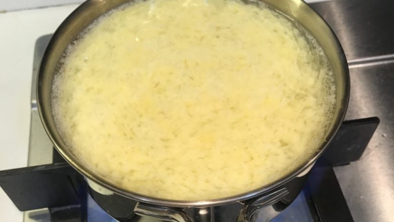 紫菜蛋花汤,锅内烧开水，水沸腾后加入鸡蛋