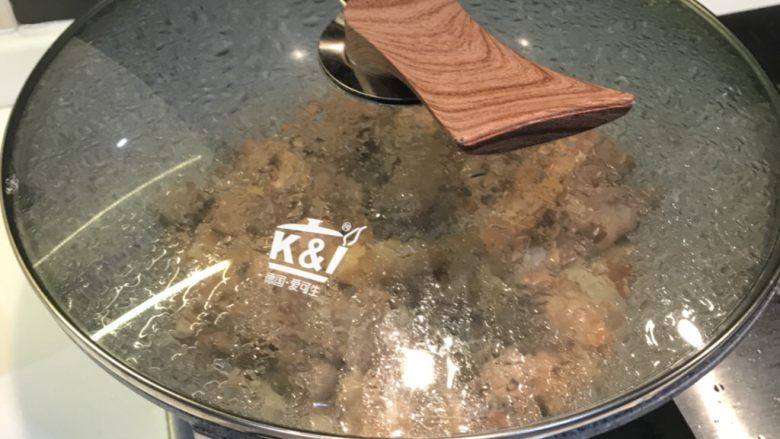 沙姜炒鸡,翻炒完盖上锅盖焖1分钟，然后打开锅盖翻炒均匀就可以出锅了