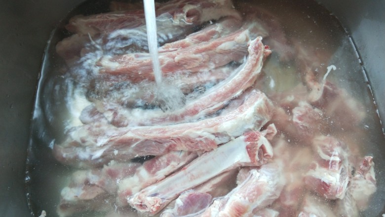 新文美食  七夕家常煮猪骨头,在放半池冷水。