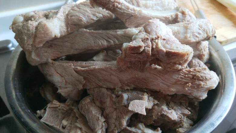 新文美食  七夕家常煮猪骨头,把骨汤捞出来，洗干净锅在倒入猪排骨。