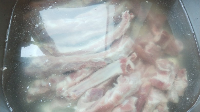 新文美食  七夕家常煮猪骨头,泡上3个多小时捞出来备用。