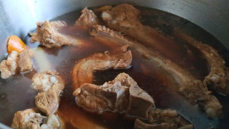 新文美食  七夕家常煮猪骨头,猪排骨煮好捞出来即可吃了。