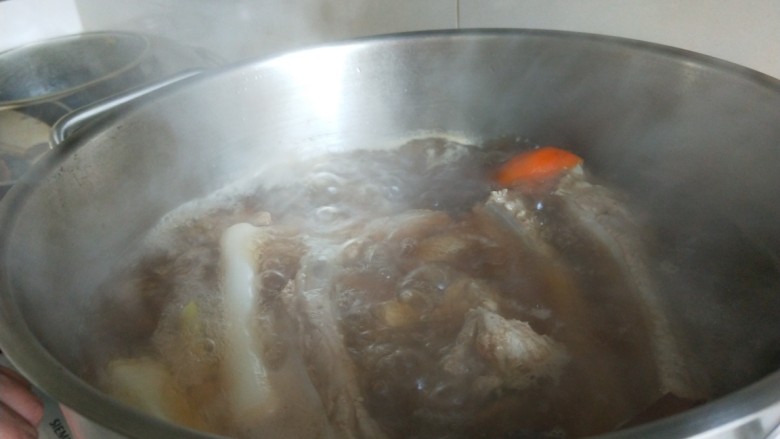 新文美食  七夕家常煮猪骨头,加入适量盐，在次加入清水煮开，转小火煮一个半小时即可。