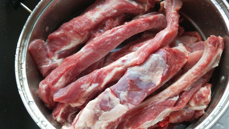 新文美食  七夕家常煮猪骨头,买回来的煮排骨要整根的，不用剁断。