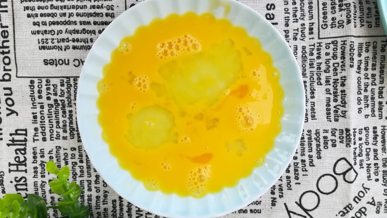 火腿土司卷,鸡蛋打入盘子里打散