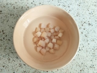 干贝蒸蛋,干贝洗净，用清水浸泡15分钟，锅里水开后，把干贝放进去蒸半小时