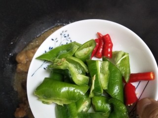 黄焖鸡米饭,加入青红椒翻炒5分钟