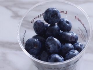 无需烤箱又快手的美味甜品～蓝莓木糠杯,准备好蓝莓
