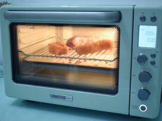 蜜汁叉烧肉,放入预热好的烤箱，上下火200度，中层30分钟
