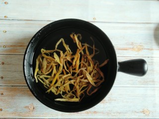 黄花菜烧排骨,黄花菜先用清水浸泡15分钟。