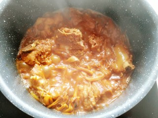 黄花菜烧排骨,中小火煮至排骨软烂，最后大火收汁即可。