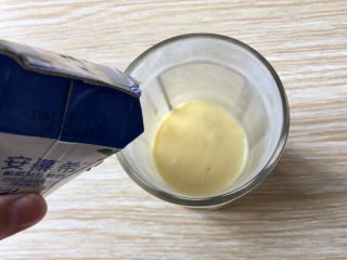 网红芒果思慕雪奶昔,倒入剩下的一半酸奶
