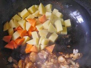 土豆烧鸡肉,放土豆胡萝卜一起翻炒均匀