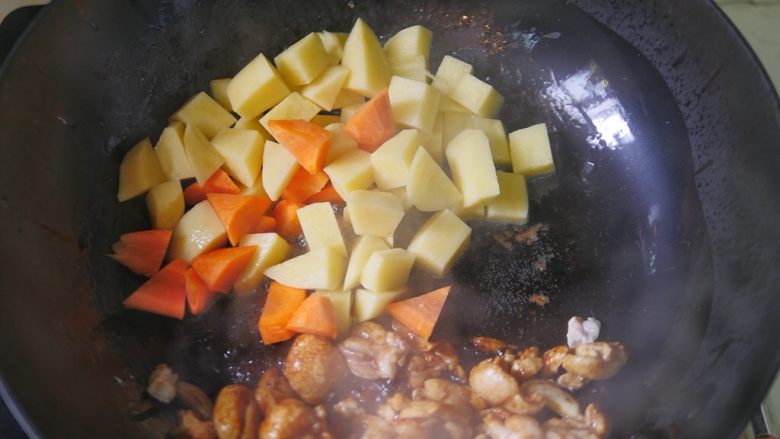 土豆烧鸡肉,放土豆胡萝卜一起翻炒均匀