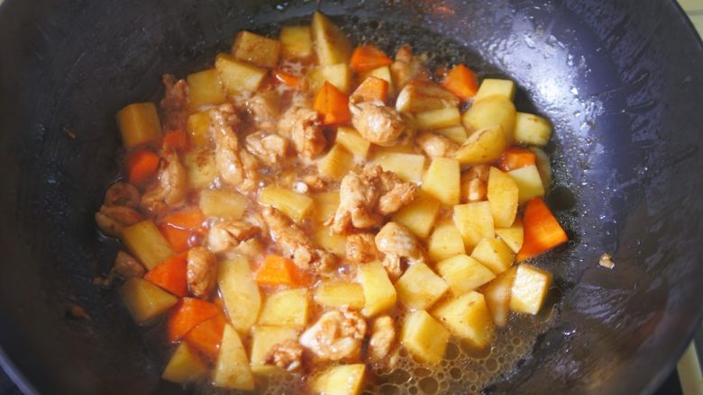 土豆烧鸡肉,加入刚好和食材平行的水，中火十分钟左右出锅