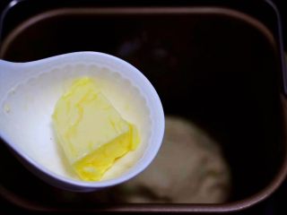 酸奶吐司,加入黄油，继续一个揉面过程