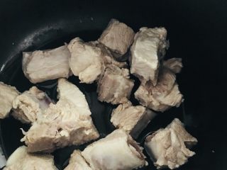 山药排骨汤,准备一个干净的砂锅把焯过水的排骨放入锅中