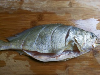 金银蒜黄鱼,黄鱼去掉鱼鳞，鱼肠，鱼鳃清洗干净，在表面划切数刀