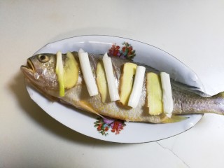 金银蒜黄鱼,黄鱼下面，鱼肚，表面都放葱姜