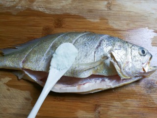 金银蒜黄鱼,将一小勺盐均匀涂抹黄鱼表面和鱼肚里，放入冰箱冷藏腌制十五分钟