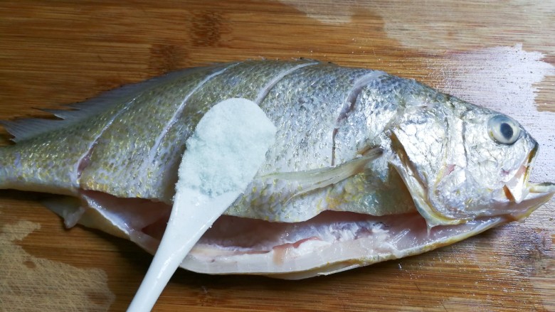 金银蒜黄鱼,将一小勺盐均匀涂抹黄鱼表面和鱼肚里，放入冰箱冷藏腌制十五分钟