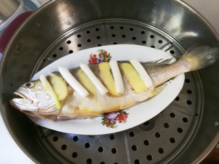 金银蒜黄鱼,蒸锅水开，放入黄鱼蒸八分钟焖三分钟