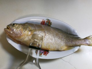金银蒜黄鱼,淋一勺料酒黄鱼表面