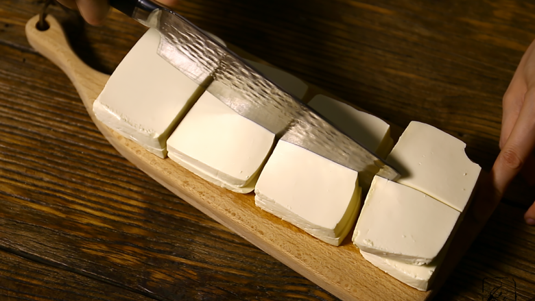 豆腐的另一种吃法,<a style='color:red;display:inline-block;' href='/shicai/ 465'>豆腐</a>切片，薄厚均匀一些，想吃偏软些的就切的稍微厚些，相反 切薄。