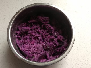 淡奶油紫薯蜜豆吐司,紫薯蒸熟捣成泥，取紫薯泥90克待用。