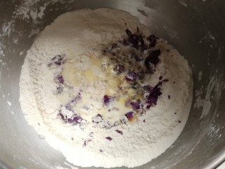 淡奶油紫薯蜜豆吐司,所有面团材料除黄油外，放入搅拌桶内开始揉面。