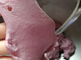 淡奶油紫薯蜜豆吐司,揉面至这种粗模状态时加入软化的黄油，继续揉面至完全扩展阶段。