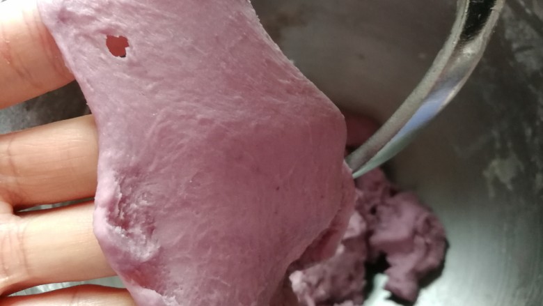 淡奶油紫薯蜜豆吐司,揉面至这种粗模状态时加入软化的黄油，继续揉面至完全扩展阶段。