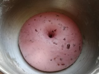淡奶油紫薯蜜豆吐司,面团发酵至两倍大，手指戳洞不回缩不塌陷即发面完成。