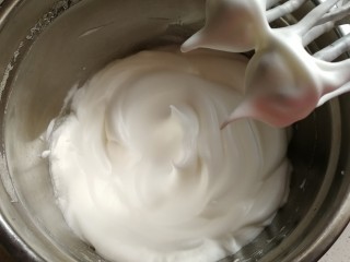 蔓越莓南瓜戚风蛋糕,蛋清分次加入白糖和少许柠檬汁，用电动打蛋器打发至接近干性发泡状态。