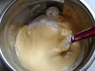 蔓越莓南瓜戚风蛋糕,然后再将拌好的蛋糊倒入剩下的蛋白霜中继续翻拌均匀，拌好后再加入蔓越莓干稍微翻拌几下。