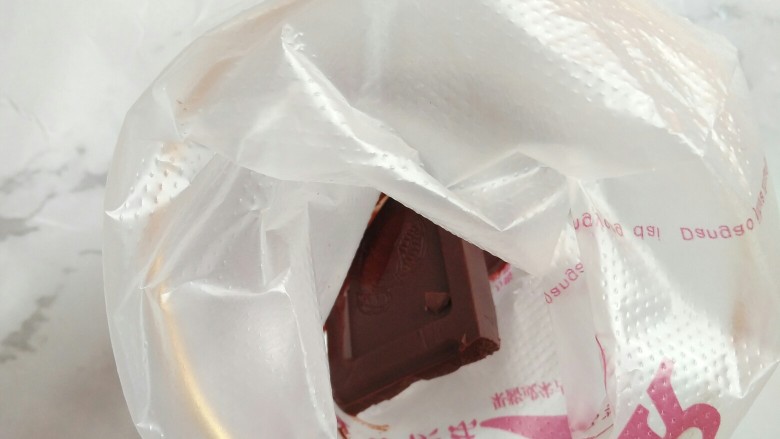 网红沙皮狗慕斯,将黑巧克力放进裱花袋隔热水融化