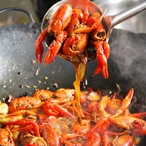 美味油焖大虾的做法,锅热后加入比平时炒菜略多一点的花生油；等油烧热后放入腌制好的虾；