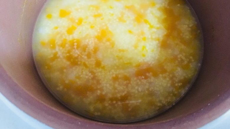南瓜山药小米粥,打开锅盖粥煮好了，用勺子搅拌均匀即可出锅