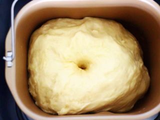 汉堡胚面包,发酵好的面团从面包机取出，盖上保鲜膜排气10分钟